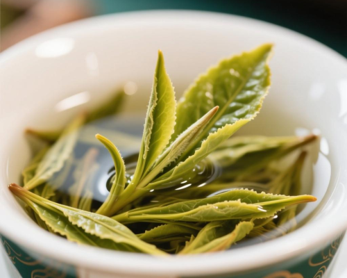 冲泡绿茶时，很多人习惯先放茶叶，再加水，但并非所有绿茶都适合这种方法，尤其是新上市的绿茶